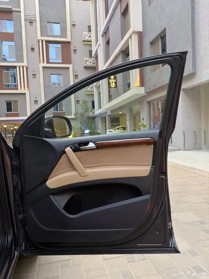 Audi Q7 2014 مخزن 23