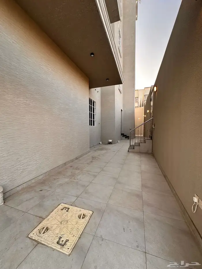 للبيع دور ارضى مدخل سياره بالقرب من مطار ابها 3