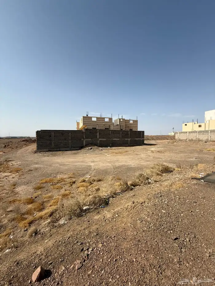 للبيع أرض سكنية على واجهتين 2 في حي العاقول 5