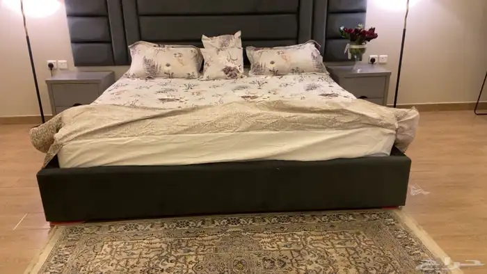 سرير وكومدينه نظيف جدا 0
