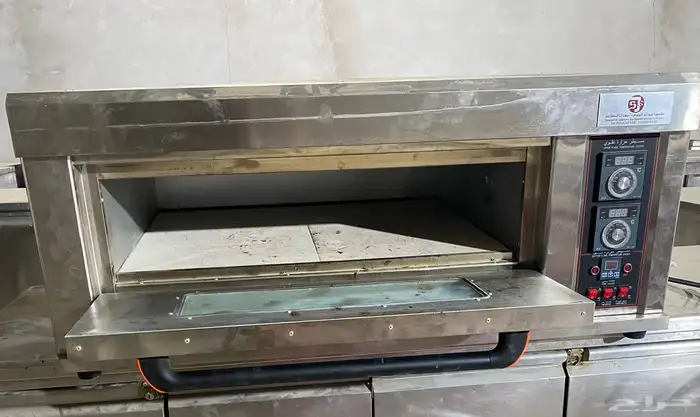 معدات مطعم فرن بيتزاء وفطائر دور واحد كبير كهرب شبه جديد 1