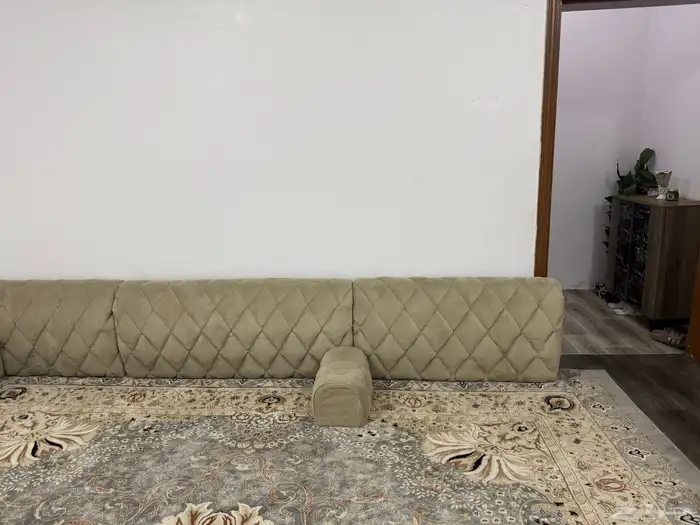 للبيع اغراض عديدة منها مساند و مكنسه 2