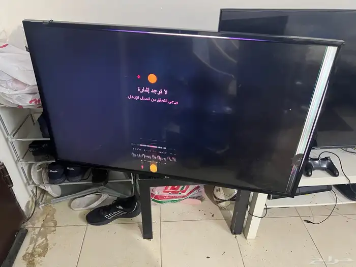 شاشة lg سمارت 50 بوصه فيها كسر زي ما بالصورة البيع لاعلي سع 0