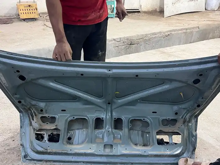 للبيع باب شنطة كامري 2000نظيفه جدا سليمه من المعجون والصدا 0