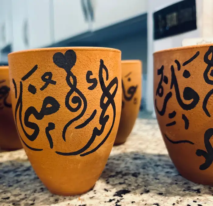 خطاط على الفخار بمناسبة اليوم الوطني 1