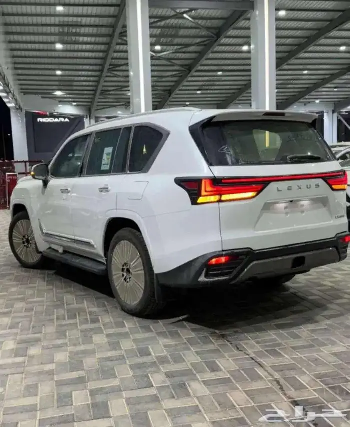 لكزس LX600 فئة bb داخل احمر عماني 2024- 505.000 2
