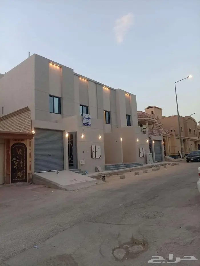 للبيع فلة جديدة معها شقتين في حي العزيزية 0