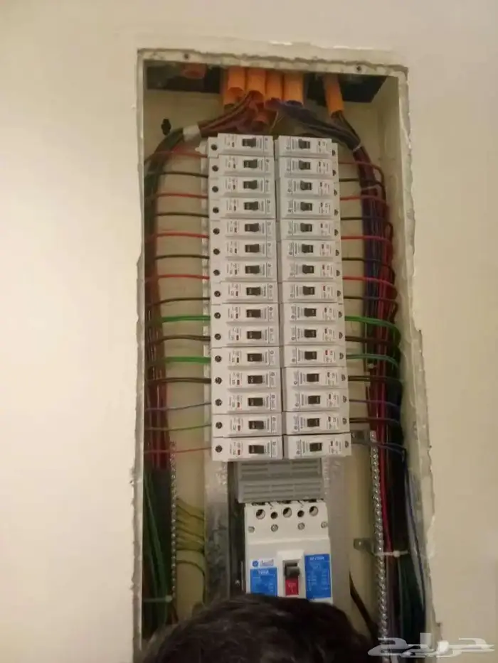 السلام عليكم أنا تبريز كهربائي مباني باكستاني ومهندس بي. 0