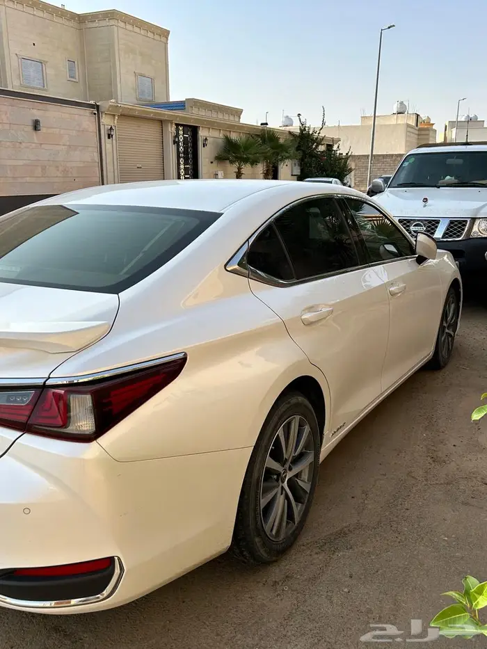 للبيع لكزس 300 هايبرد 3