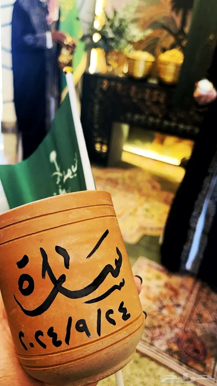 خطاط على الفخار بمناسبة اليوم الوطني 2