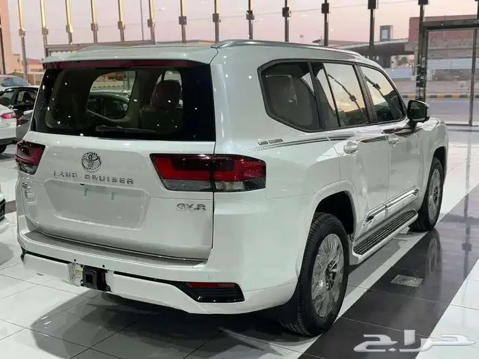 جي اكس ار L4 بريمي بنزين 2025 اللون ابيض ابواب شفط 3