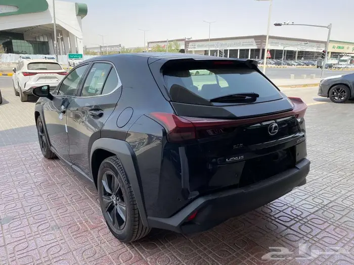 لكزس UX300h 2024 سعودي اسود. 12