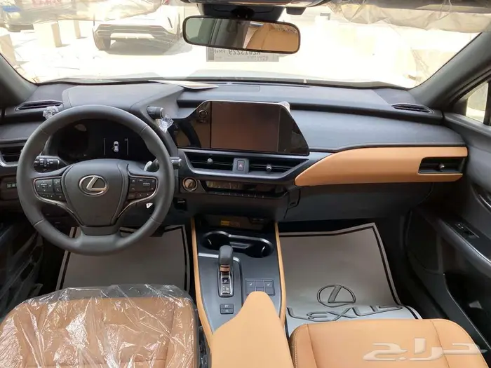 لكزس UX300h 2024 سعودي اسود. 8