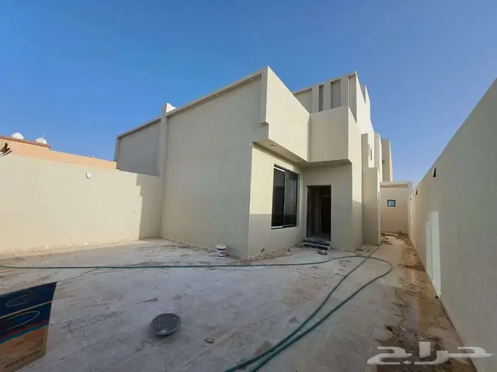 للبيع فيلا دورين درج داخلي بحي الجبل 3