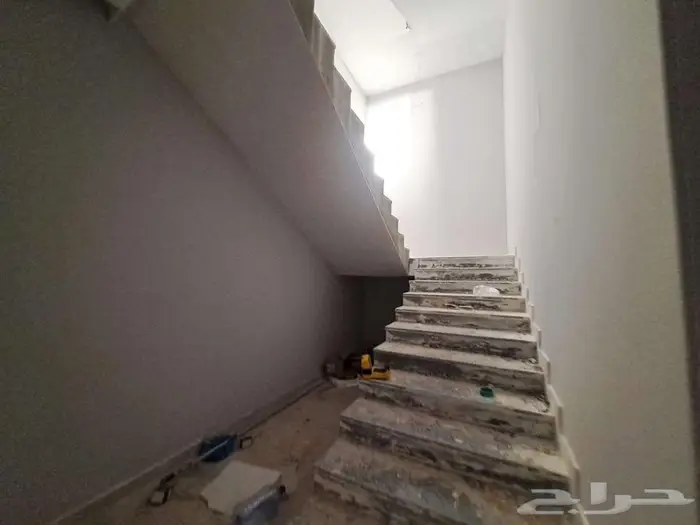 للبيع فيلا دورين درج داخلي بحي الجبل 19