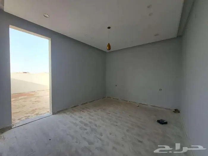 للبيع فيلا دورين درج داخلي بحي الجبل 13