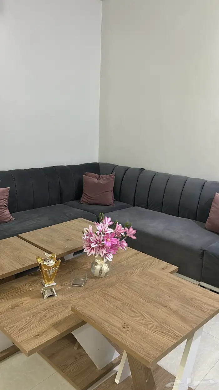 طاولة للبيع مع طاولات الخدمه 3