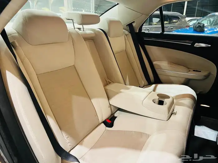 كرايزلر 2015 V6 C300 ( بحالة ممتازة ) 8