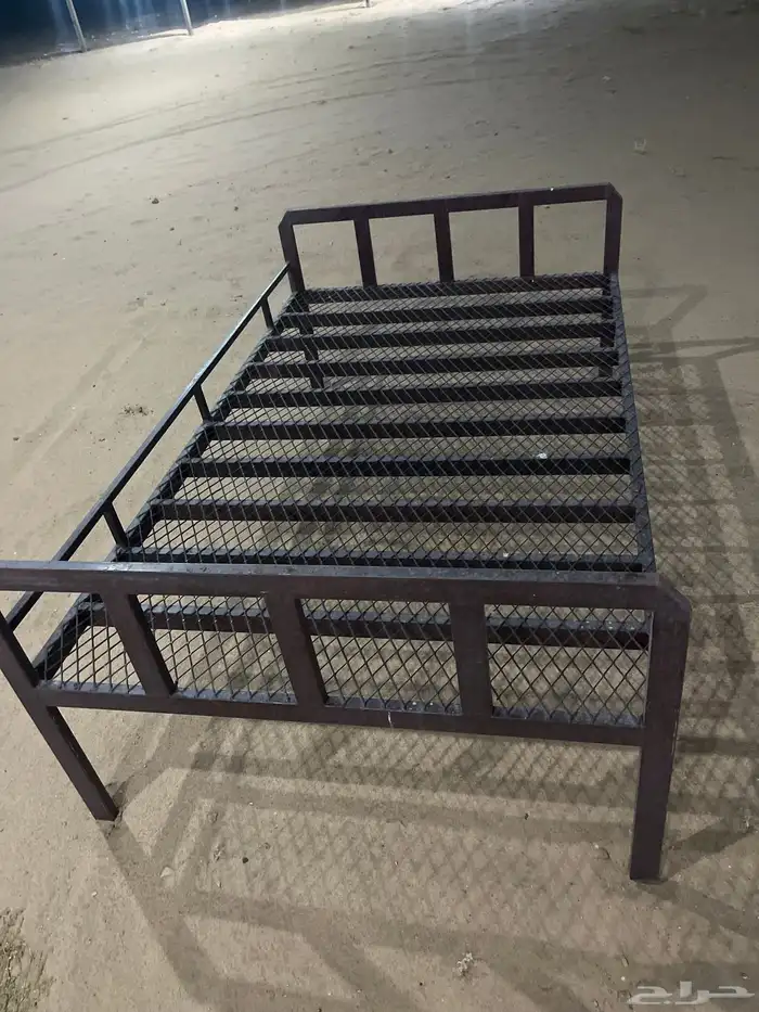 سرير حديد بحاله ممتازه جداا شرط للبيع 0