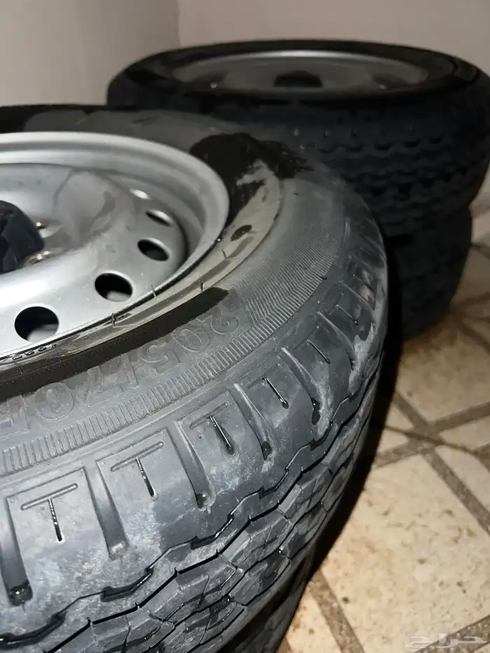 كفرات العدد 4 بجنوطها صيني دعست برجستون شبه جدد مديل 25 2