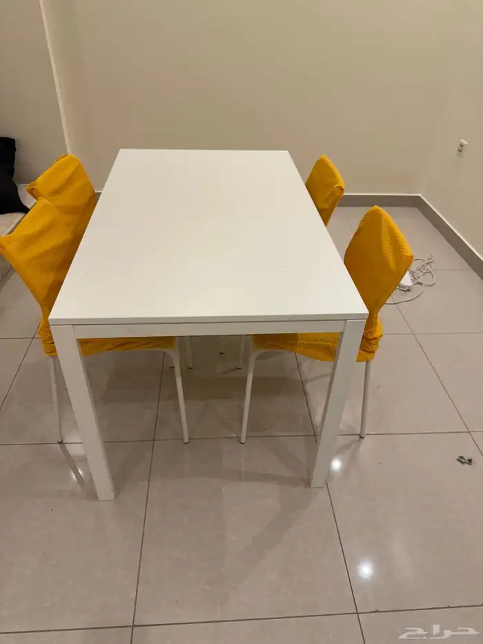 طاولة مع 4 كراسي 0