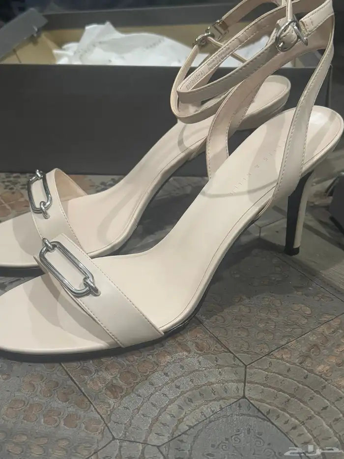 كعب من Charles   Keith 3