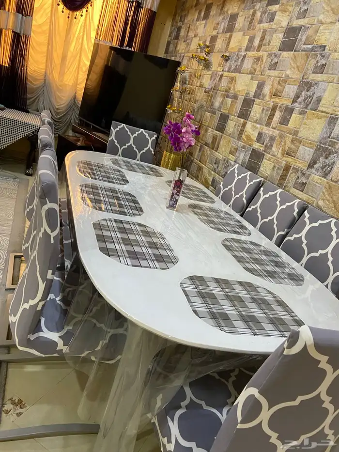 طاولة طعام معها 8 كراسي 0