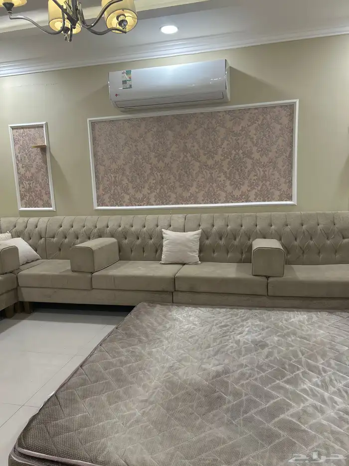 كنب للبيع كبير جدا وثقيل خشب جيد جدا مع الستاره وتكايات 3