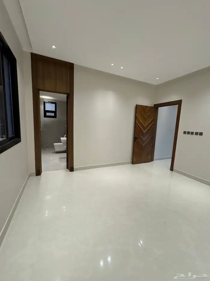 للبيع تاون هاوس ارضي ب سطح خاص حي الجنادريه 13