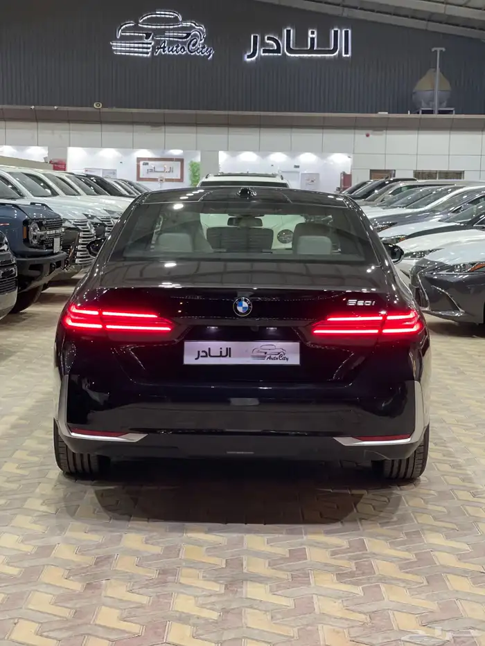 بي ام دبليو 520i اسود اوف وايت لاكجري 5