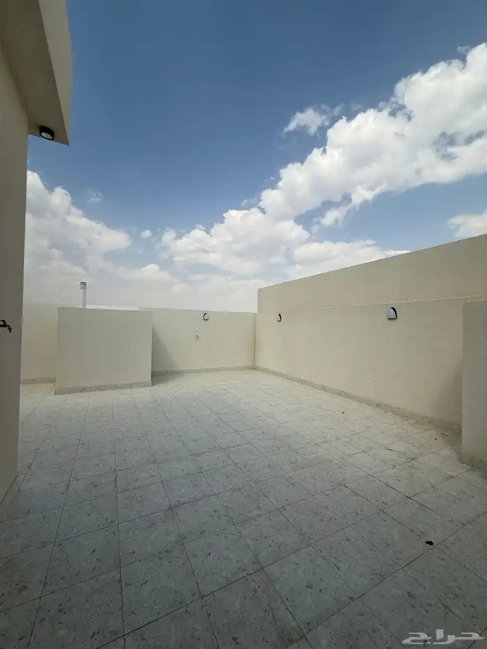للبيع روفات علويه وادوار ارضيه طريق المدينه العسكريه 52