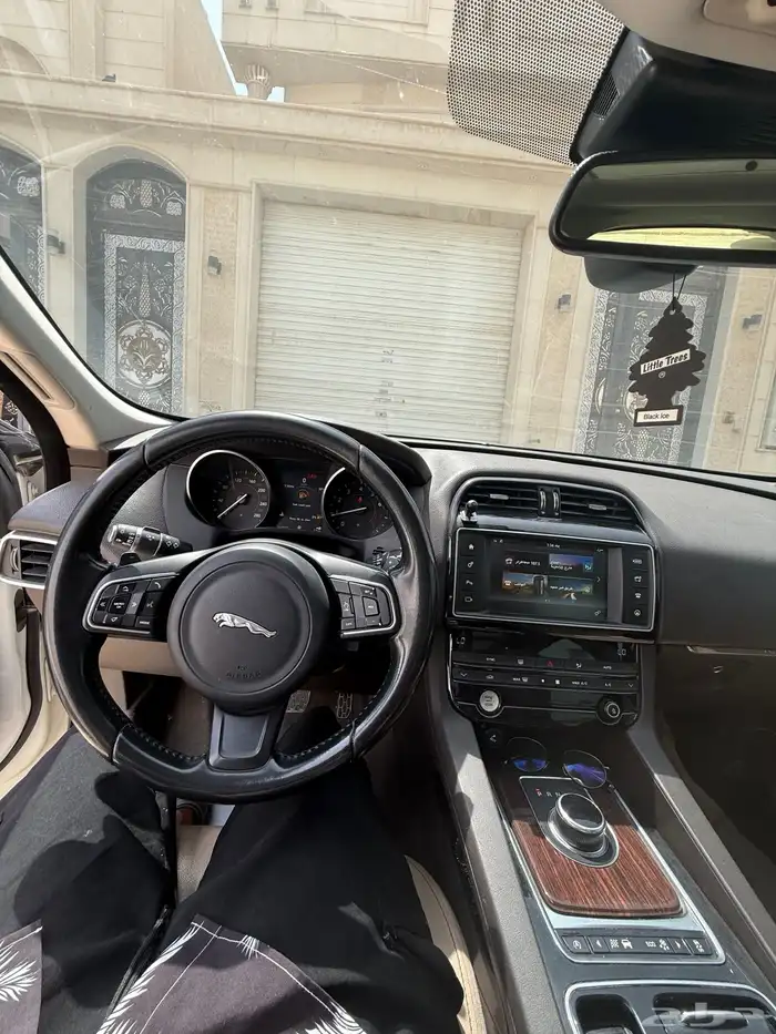 جيب جاكوار F-pace 2017 8