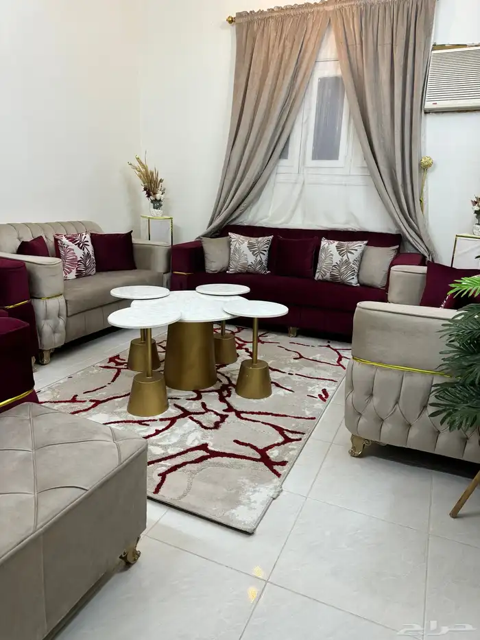 كنب 9 اشخاص مع الستاره والطاولات والزوليه 2في 3 1