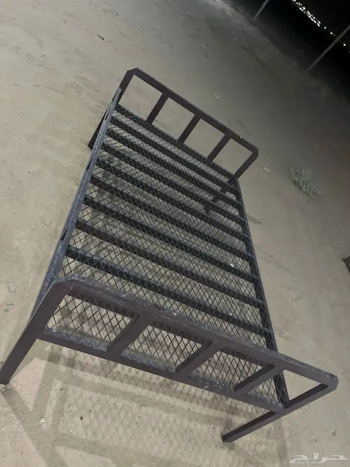 سرير حديد بحاله ممتازه جداا شرط للبيع 2