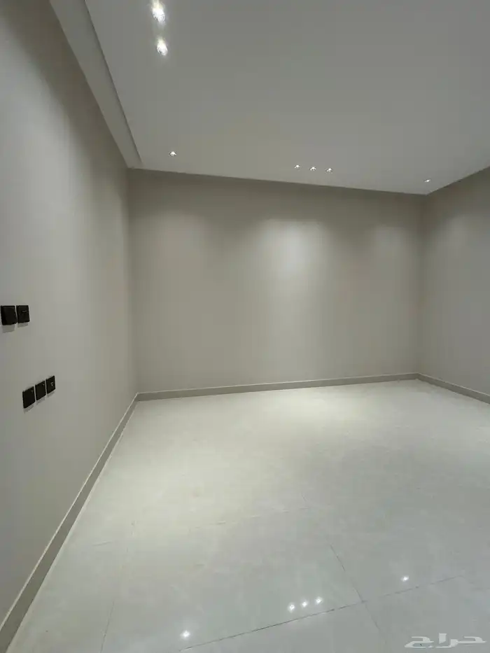 للبيع تاون هاوس ارضي ب سطح خاص حي الجنادريه 5