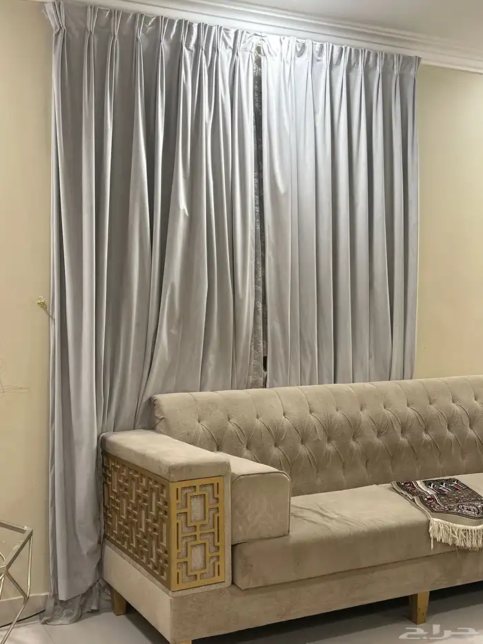 كنب للبيع كبير جدا وثقيل خشب جيد جدا مع الستاره وتكايات 6