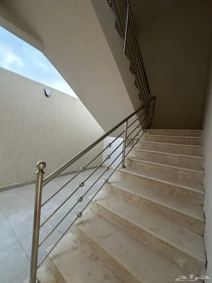 دور للبيع في الحمرا 13