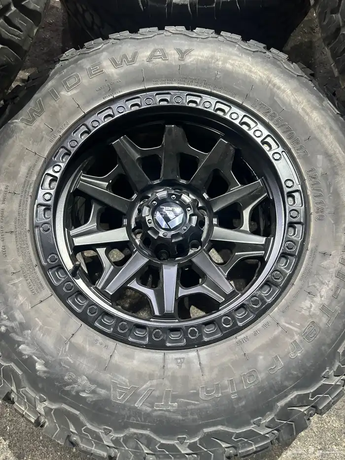 جنوط فيول فرد f150 مع كفرات نص حجري مقاس 17 2