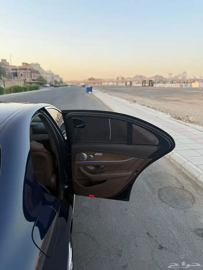 مرسيدس للبيع E300 اللون كحلي 2020 3