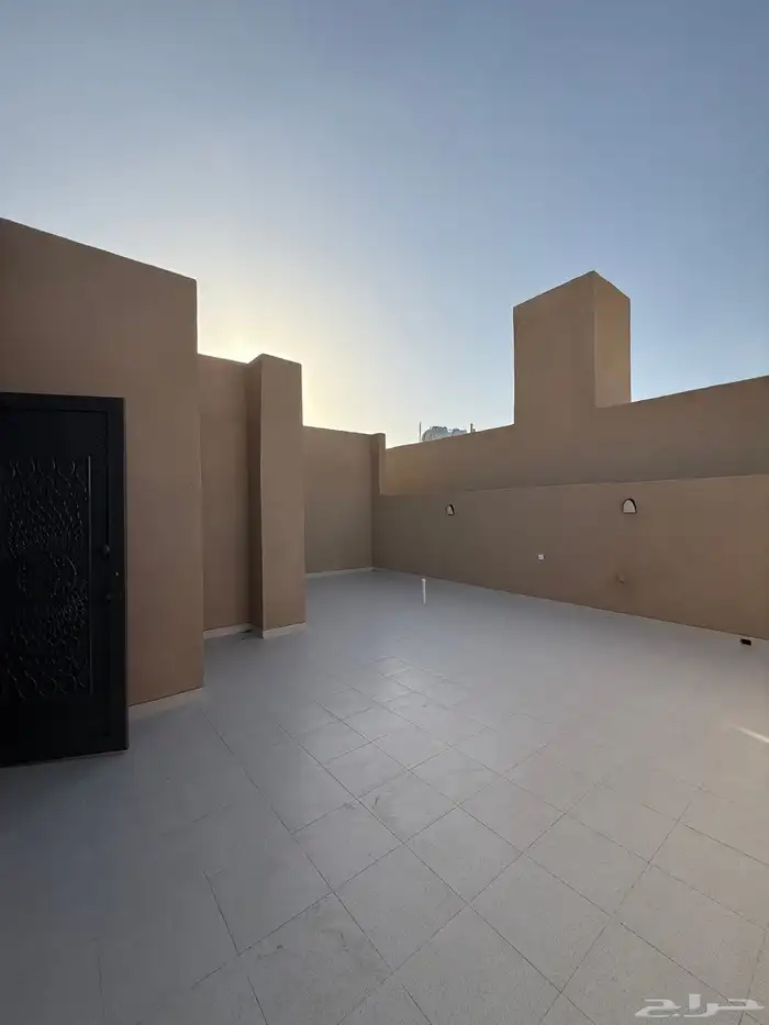 للبيع ادوار ارضيه وروفات علويه بموقع مميز شمال الخميس 67