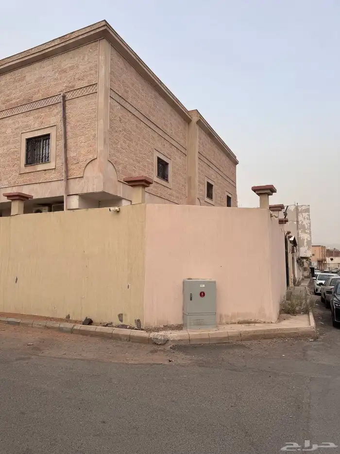 فيلا وثلاث شقق 0