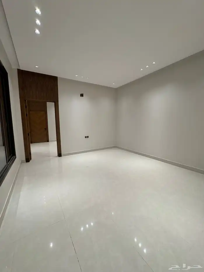 للبيع تاون هاوس ارضي ب سطح خاص حي الجنادريه 19