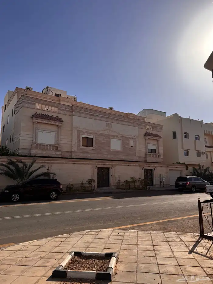 عمارة وفيلا للبيع في حي الإسكان 1