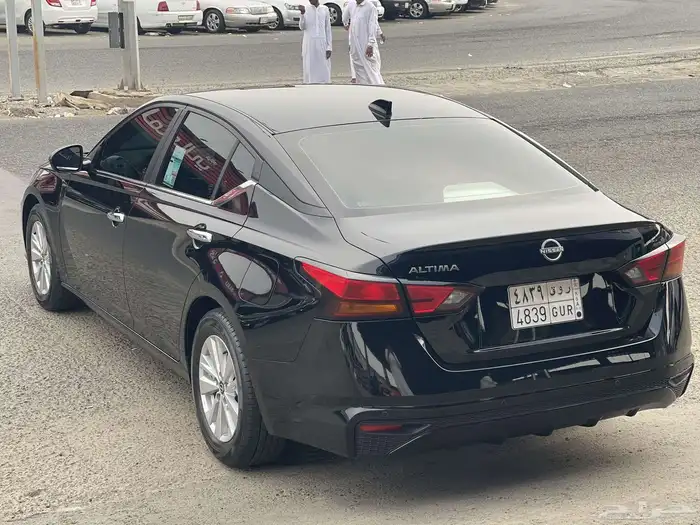 نيسان التيما 2025 فئة استندر شبة جديد لون اسود 5