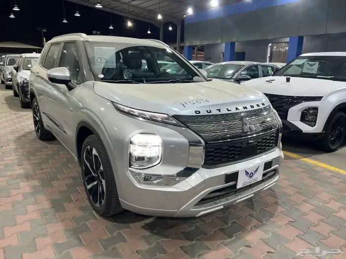 ميتسوبيشي اوتلاندر بريميوم 2025 1