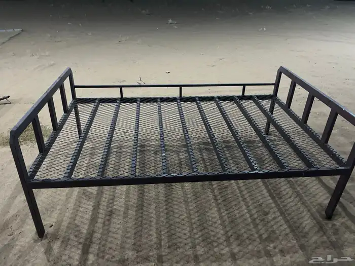 سرير حديد بحاله ممتازه جداا شرط للبيع 1