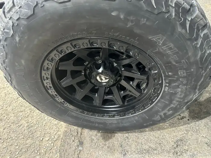 جنوط فيول فرد f150 مع كفرات نص حجري مقاس 17 3