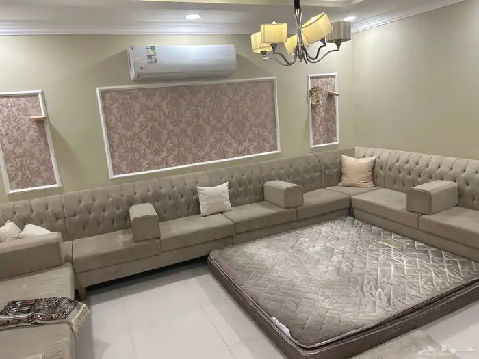 كنب للبيع كبير جدا وثقيل خشب جيد جدا مع الستاره وتكايات 4