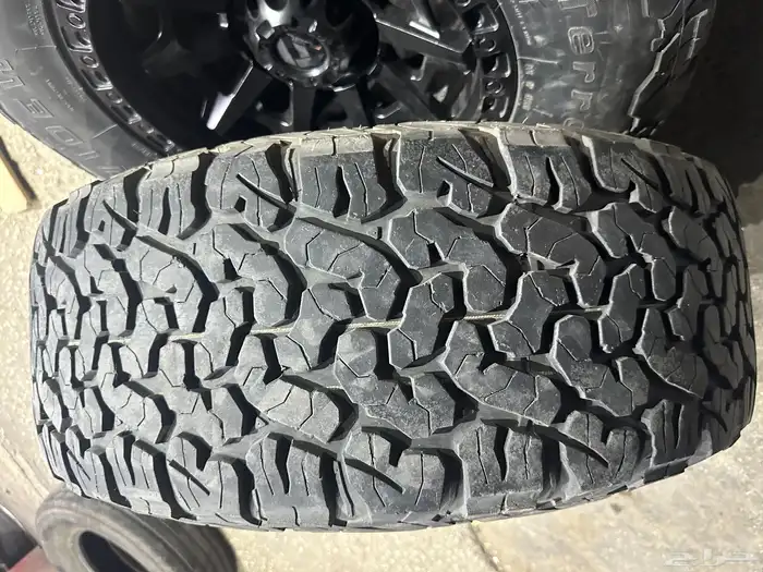 جنوط فيول فرد f150 مع كفرات نص حجري مقاس 17 14