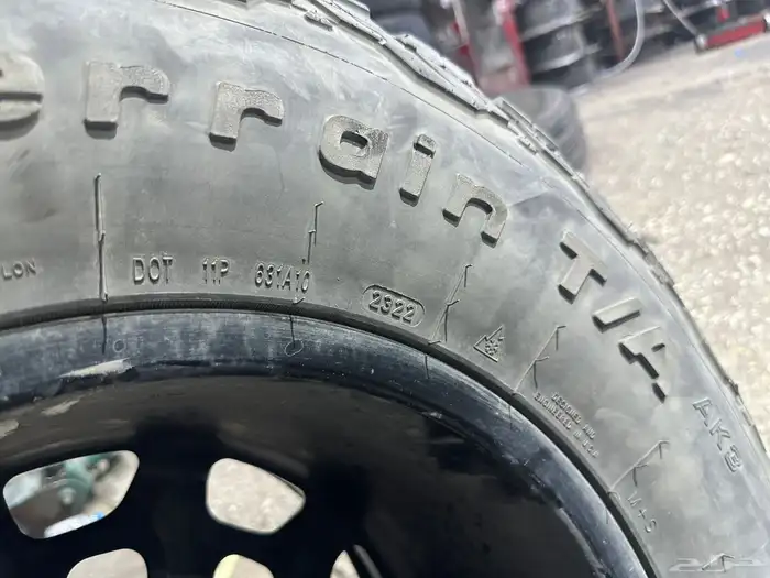 جنوط فيول فرد f150 مع كفرات نص حجري مقاس 17 12